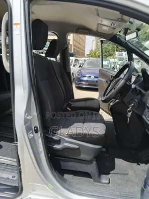Toyota Voxy 2018 Silver