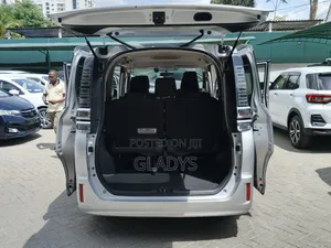 Toyota Voxy 2018 Silver