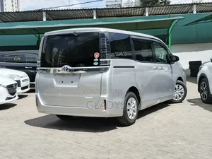 Toyota Voxy 2018 Silver