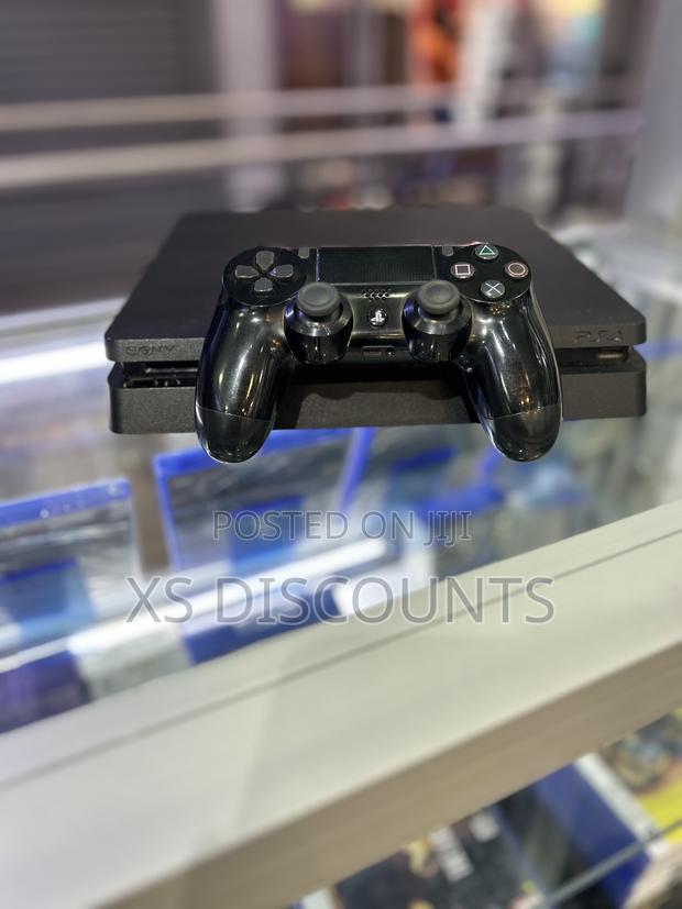Playstation 4 Standard With 1 Controller