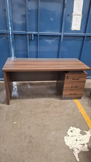 Executive Office Desk 1600mm – Modern Design With Lockable Drawers