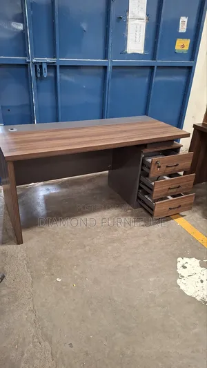 Executive Office Desk 1600mm – Modern Design With Lockable Drawers