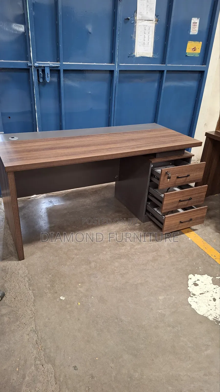 Executive Office Desk 1600mm – Modern Design With Lockable Drawers
