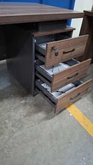 Executive Office Desk 1600mm – Modern Design With Lockable Drawers