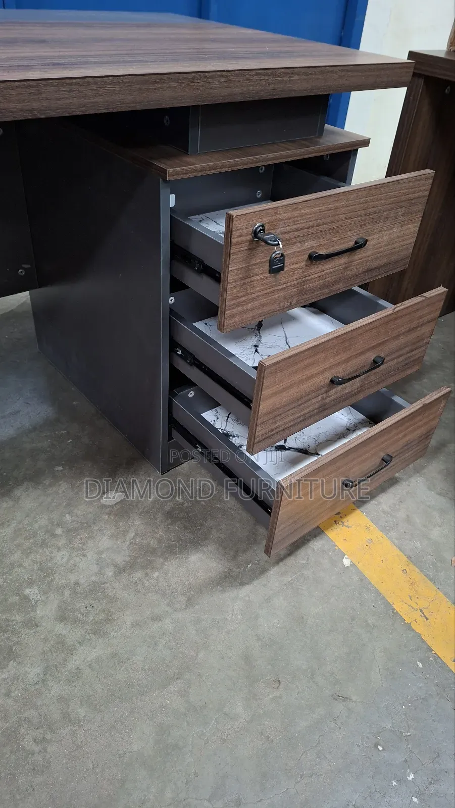 Executive Office Desk 1600mm – Modern Design With Lockable Drawers