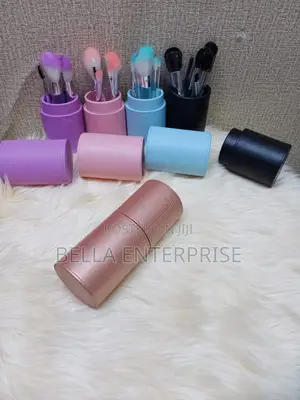 Portable Cosmetic Makeup Brushcomes With a Very Cute Leather Case