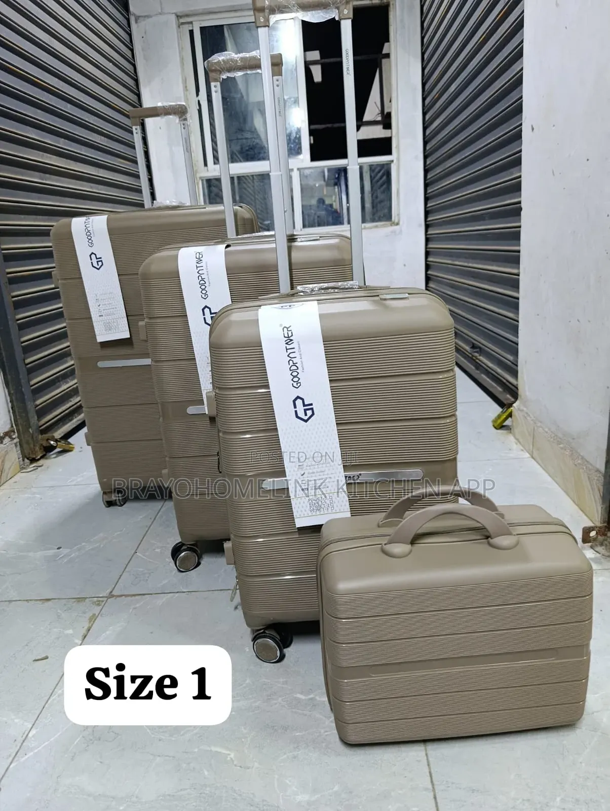 *4 in 1 Luxurious Unbreakable Suitcase*
