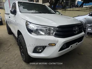 Toyota Hilux 2023 White