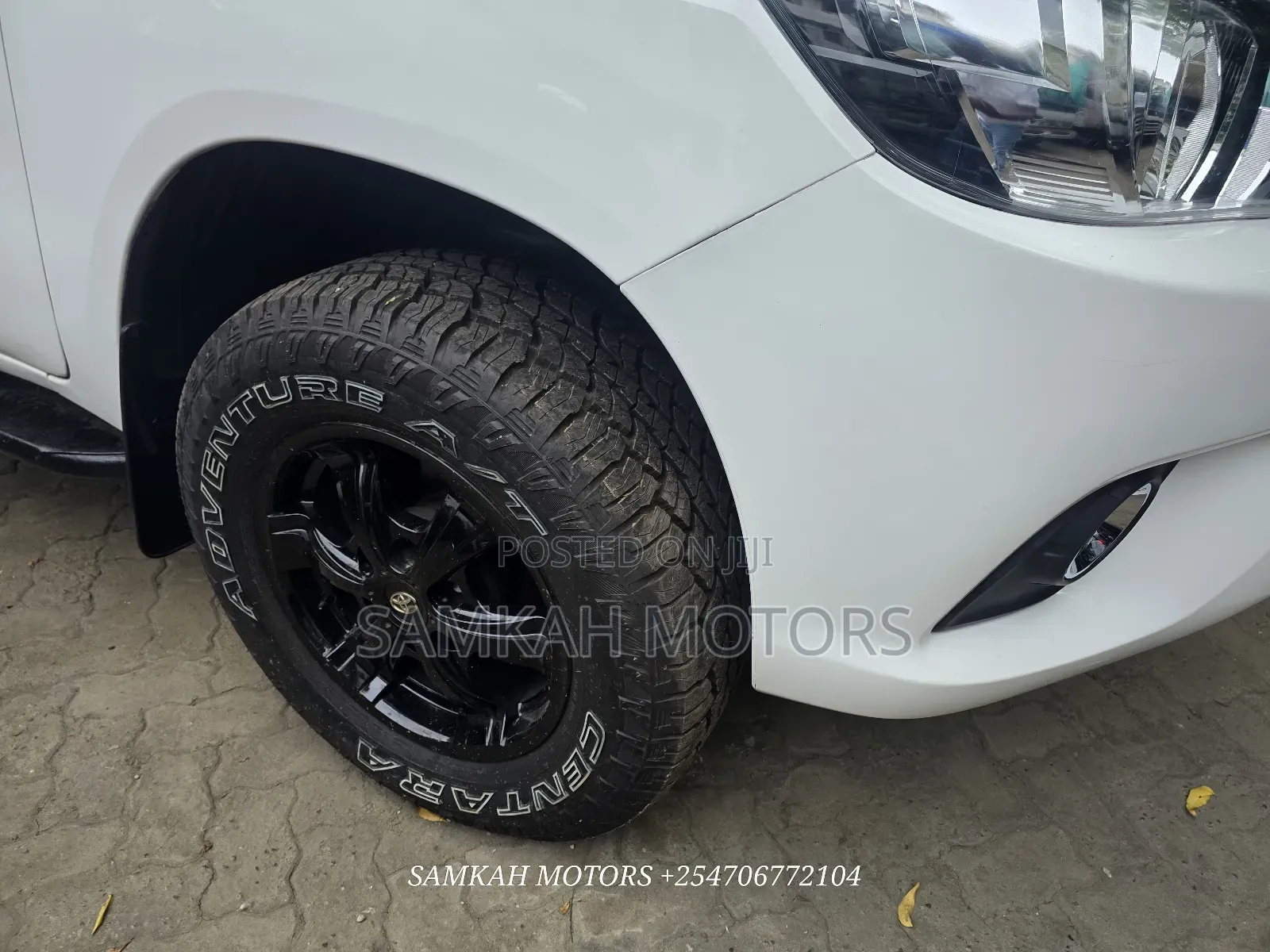 Toyota Hilux 2023 White