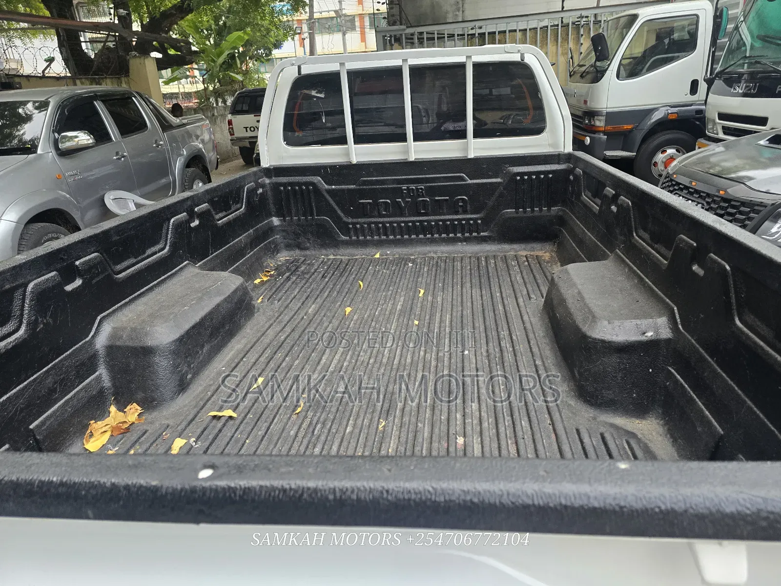 Toyota Hilux 2023 White