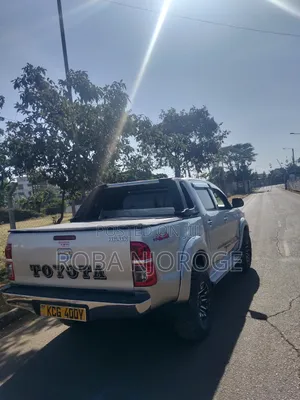 Toyota Hilux 2.5 D-4D 4X4 SRX 2010 Silver
