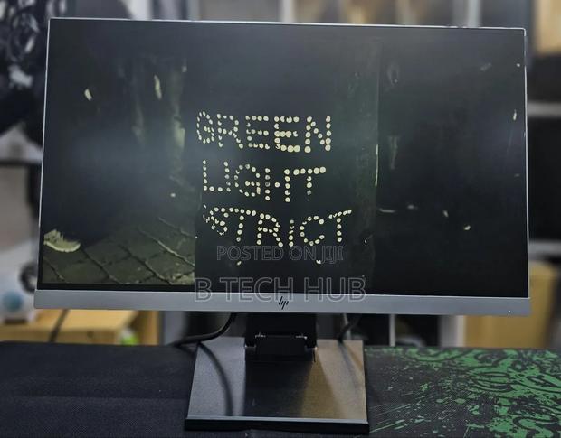 Hp E223
22 Inch Edge to Edge Monitor
Vga/Hdmi/Display
