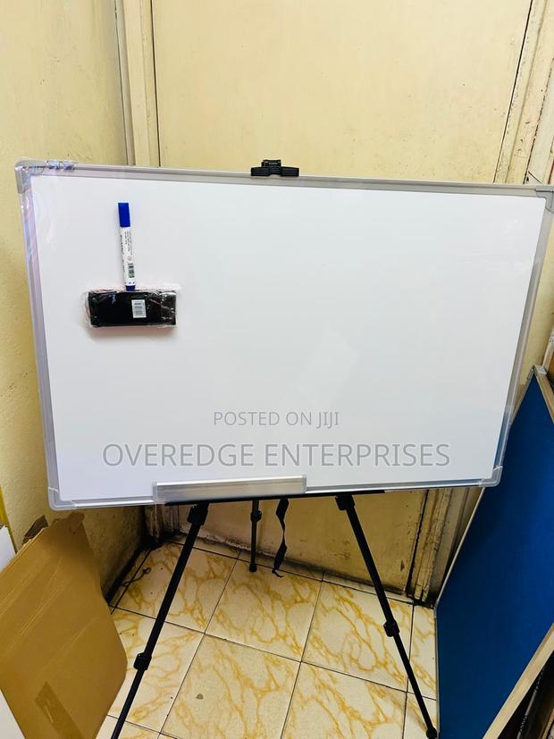 Board on Tripod##Whiteboard!!Markers\\Dusters - main view