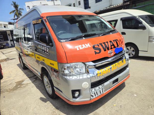 Toyota HiAce 2019 Silver - thumbnail 2