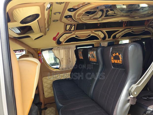 Toyota HiAce 2019 Silver - thumbnail 15