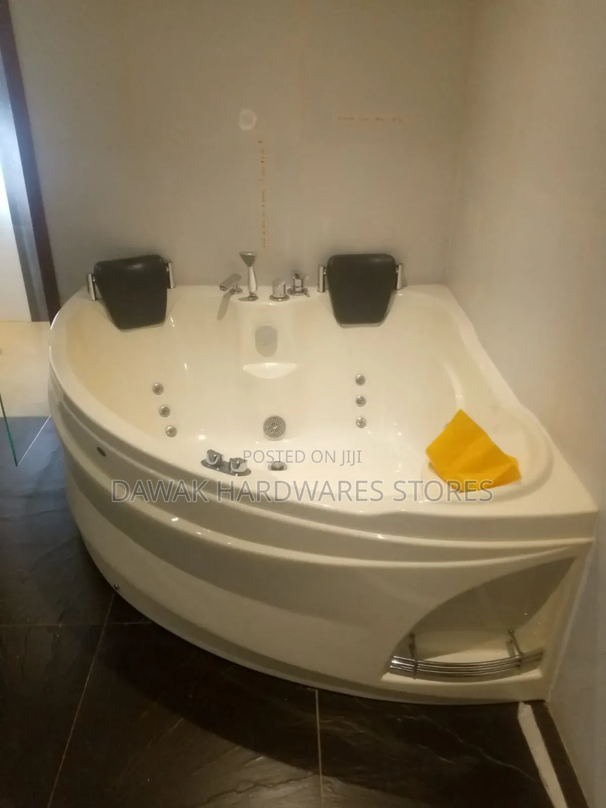 Corner Jacuzzi