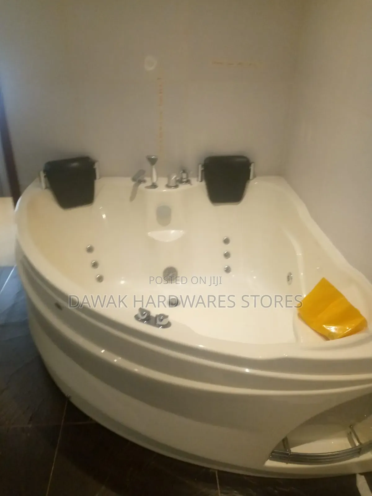 Corner Jacuzzi