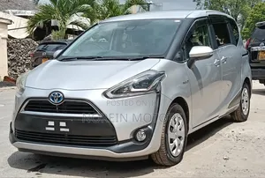 Toyota Sienta 2018 Silver