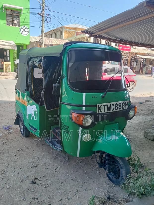 Piaggio Scooter 2023 Green - main view