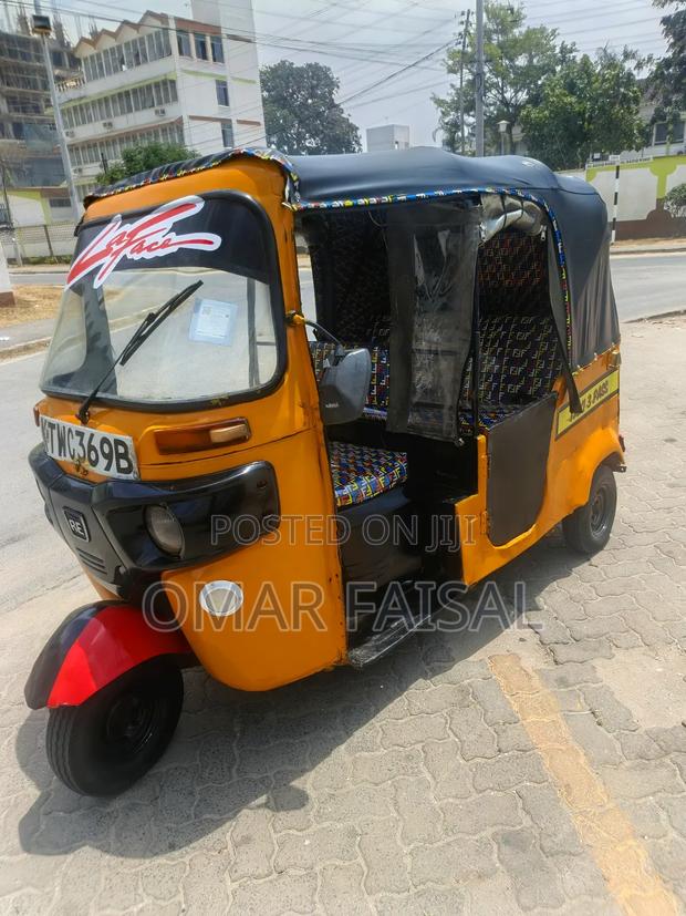 Bajaj RE 2018 Yellow - main view