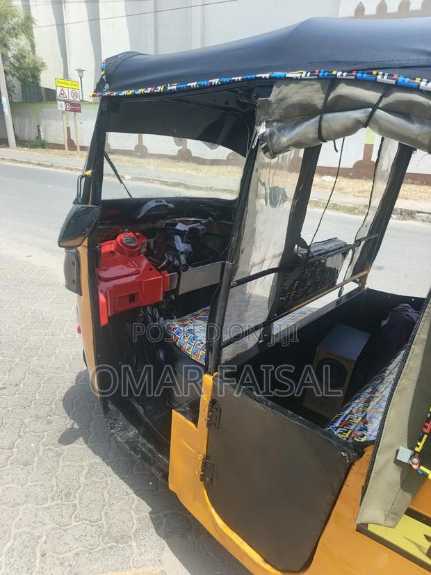 Bajaj RE 2018 Yellow - thumbnail 6