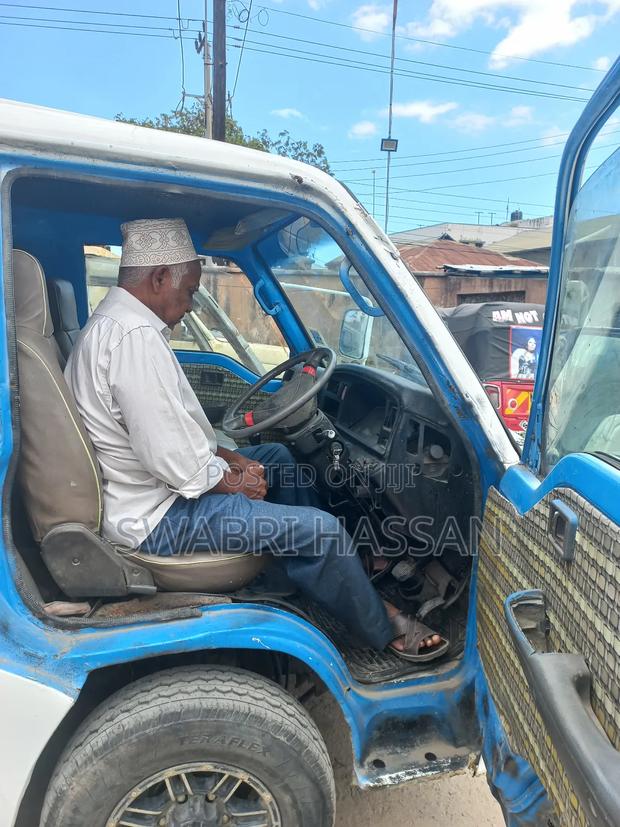 Nissan Caravan (Urvan) 2000 White - thumbnail 10