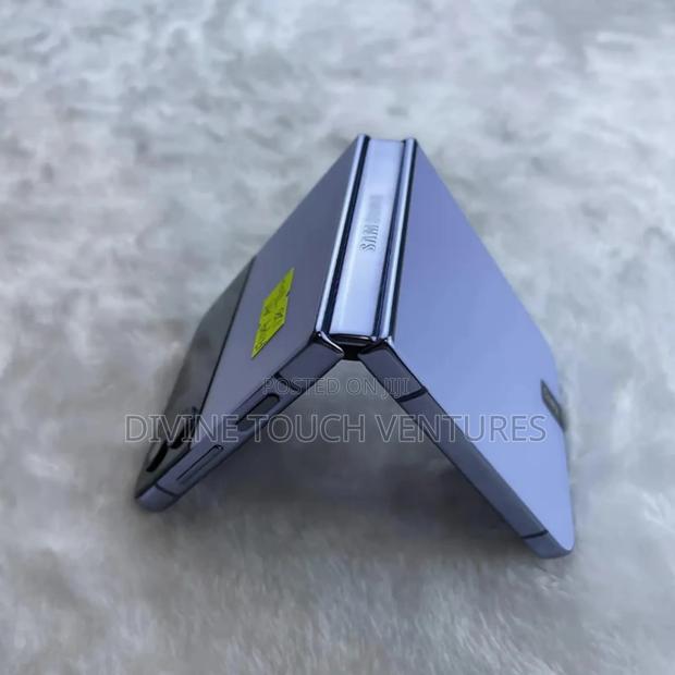 Samsung Galaxy Z Flip4 256 GB Black - main view