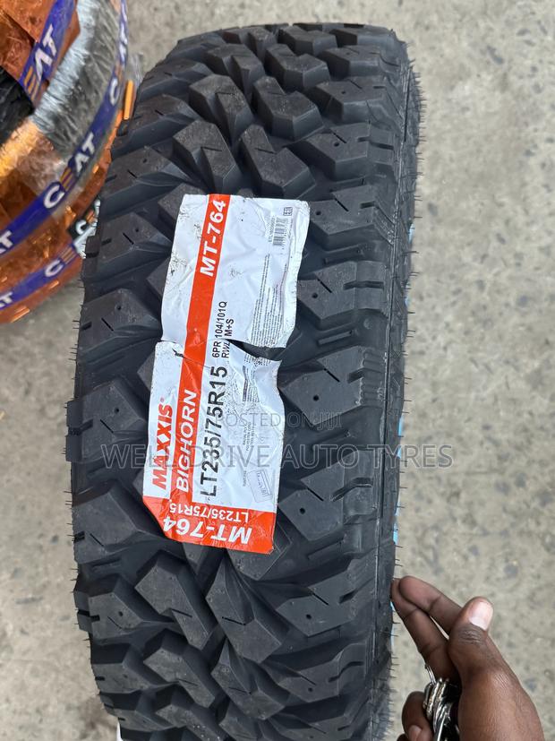 235/75r15 Maxxis M/T 674