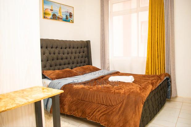 Luxurious One Bedroom Airbnb - thumbnail 4