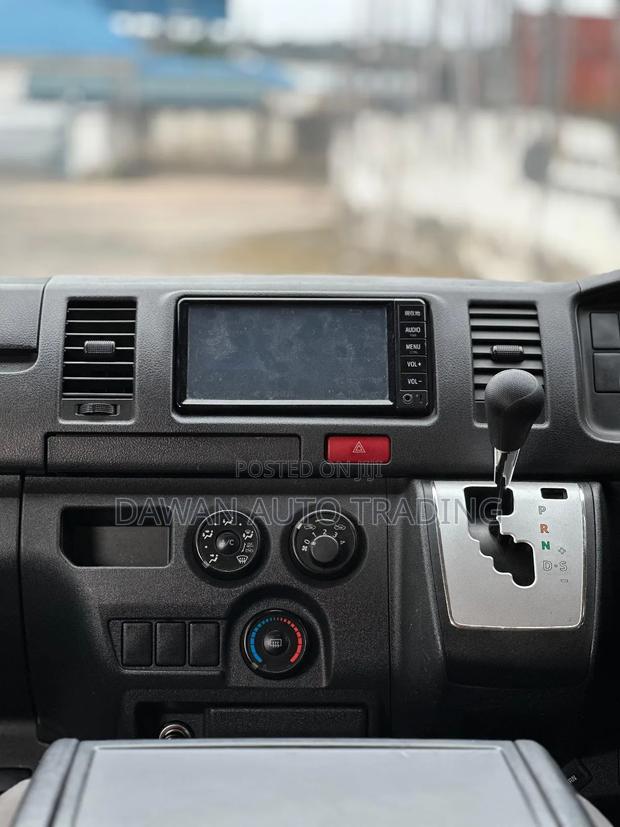 Toyota HiAce 2016 White - thumbnail 11
