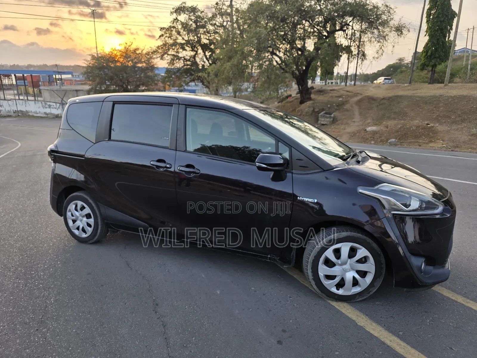 Toyota Sienta 1.5 Hybrid FWD 2018 Black