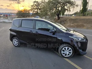 Toyota Sienta 1.5 Hybrid FWD 2018 Black