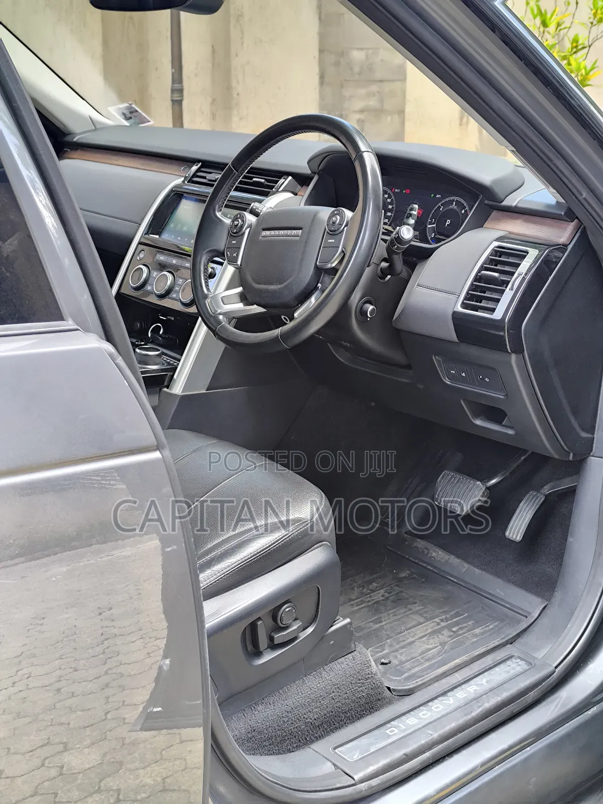 Land Rover Discovery HSE 4x4 2018 Gray