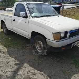 Toyota Hilux 2000 White
