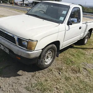Toyota Hilux 2000 White