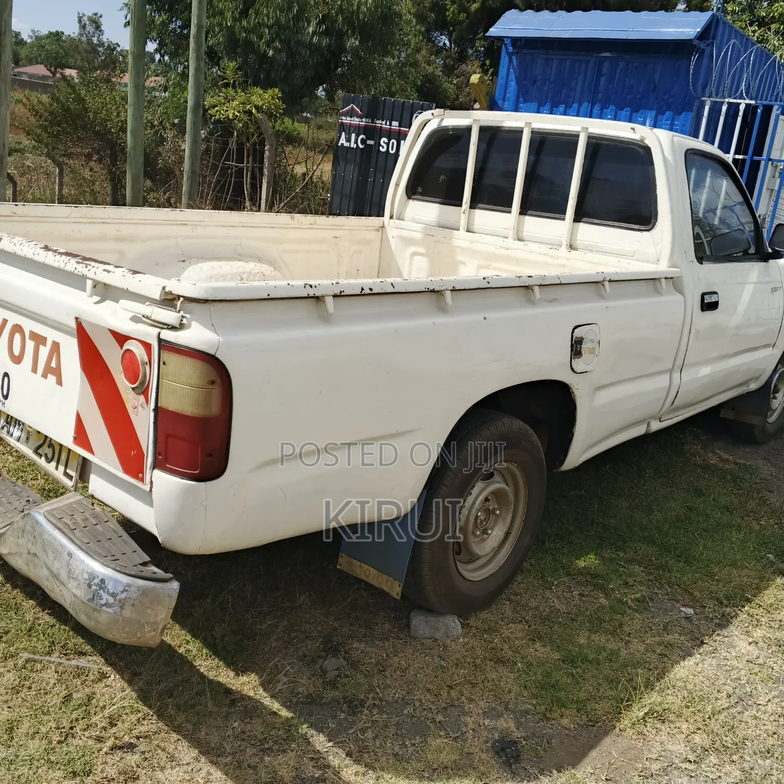 Toyota Hilux 2000 White