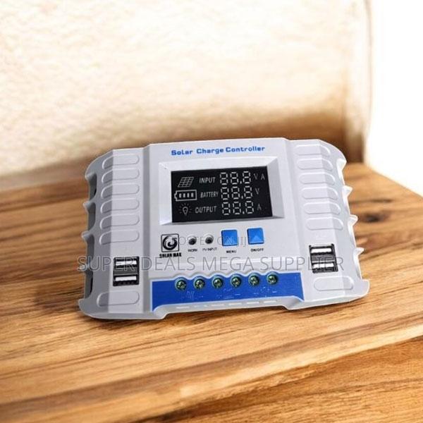 Space Saving Design 12v/24v 30a PWM Solar Controller