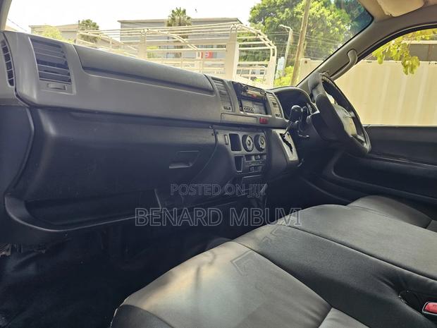 Toyota HiAce 2013 White - thumbnail 5
