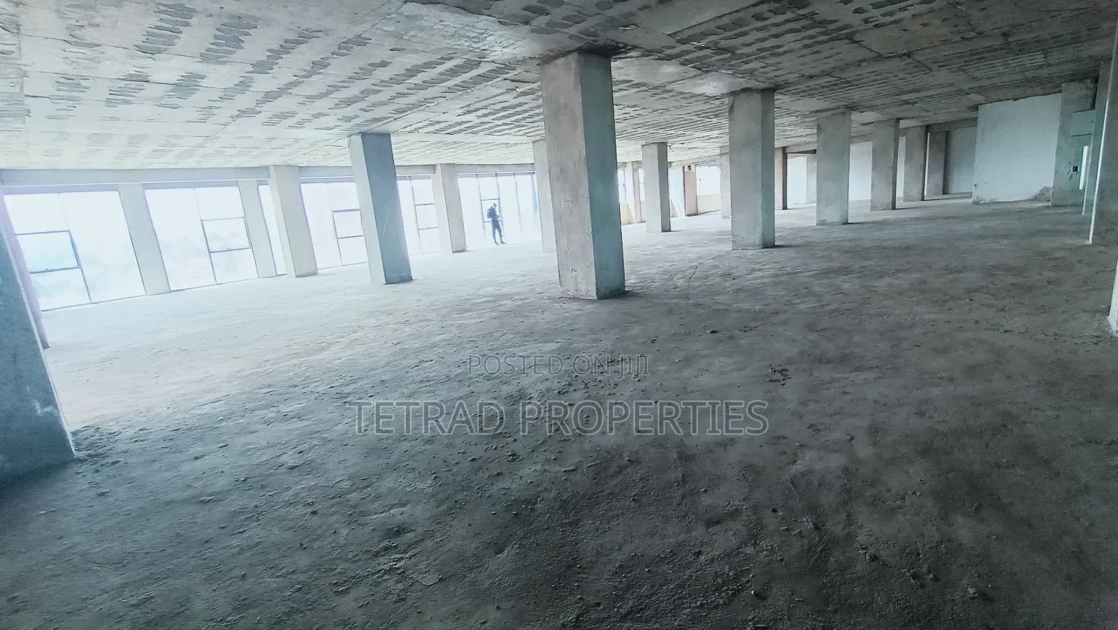 14000 SQFT Office in Riverside Drive