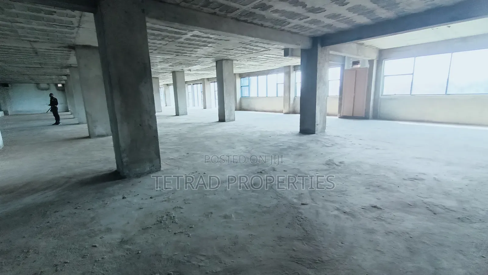 14000 SQFT Office in Riverside Drive