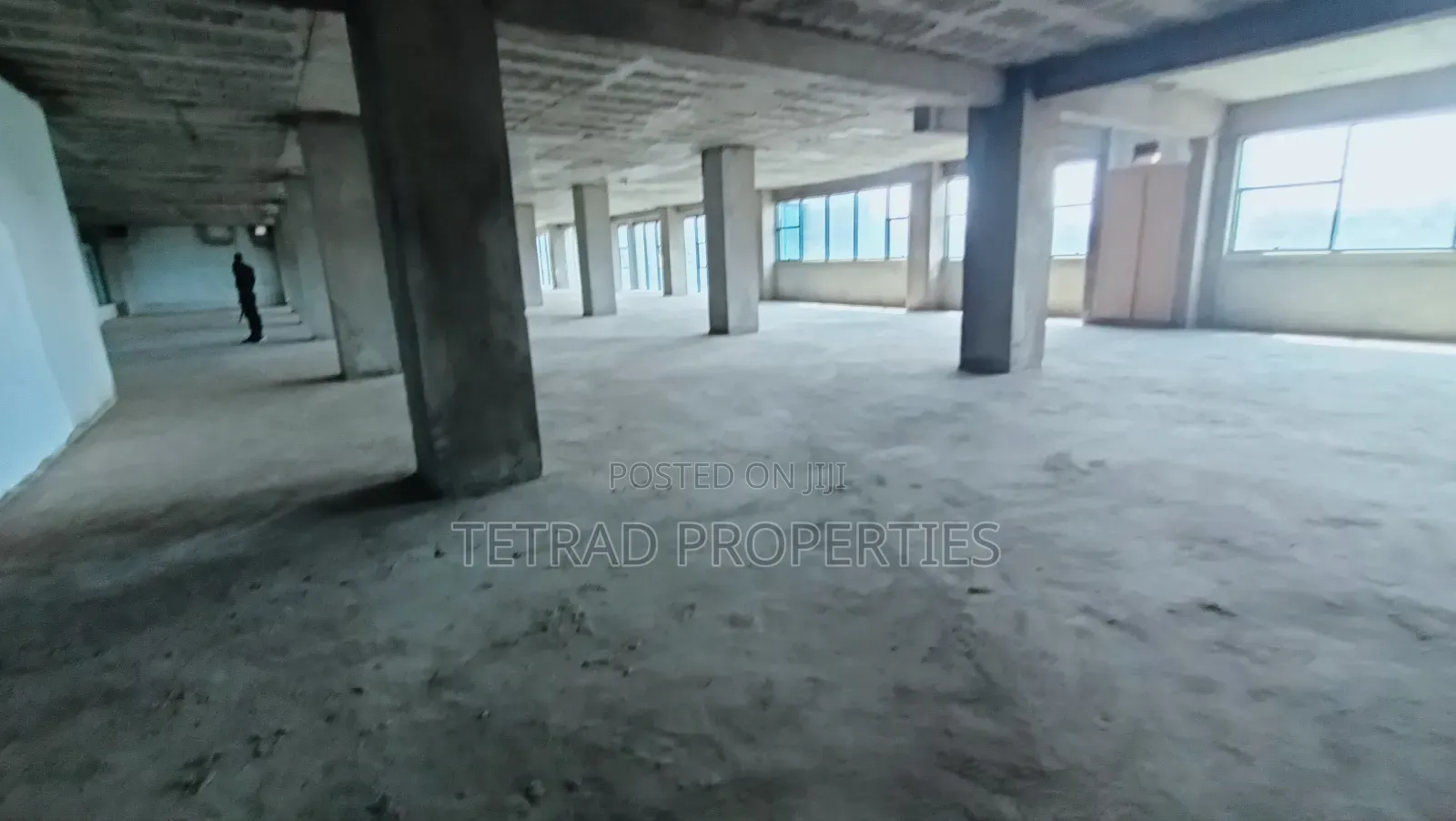 14000 SQFT Office in Riverside Drive