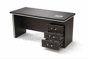 Executive Office Desk – Modern Design With Drawers