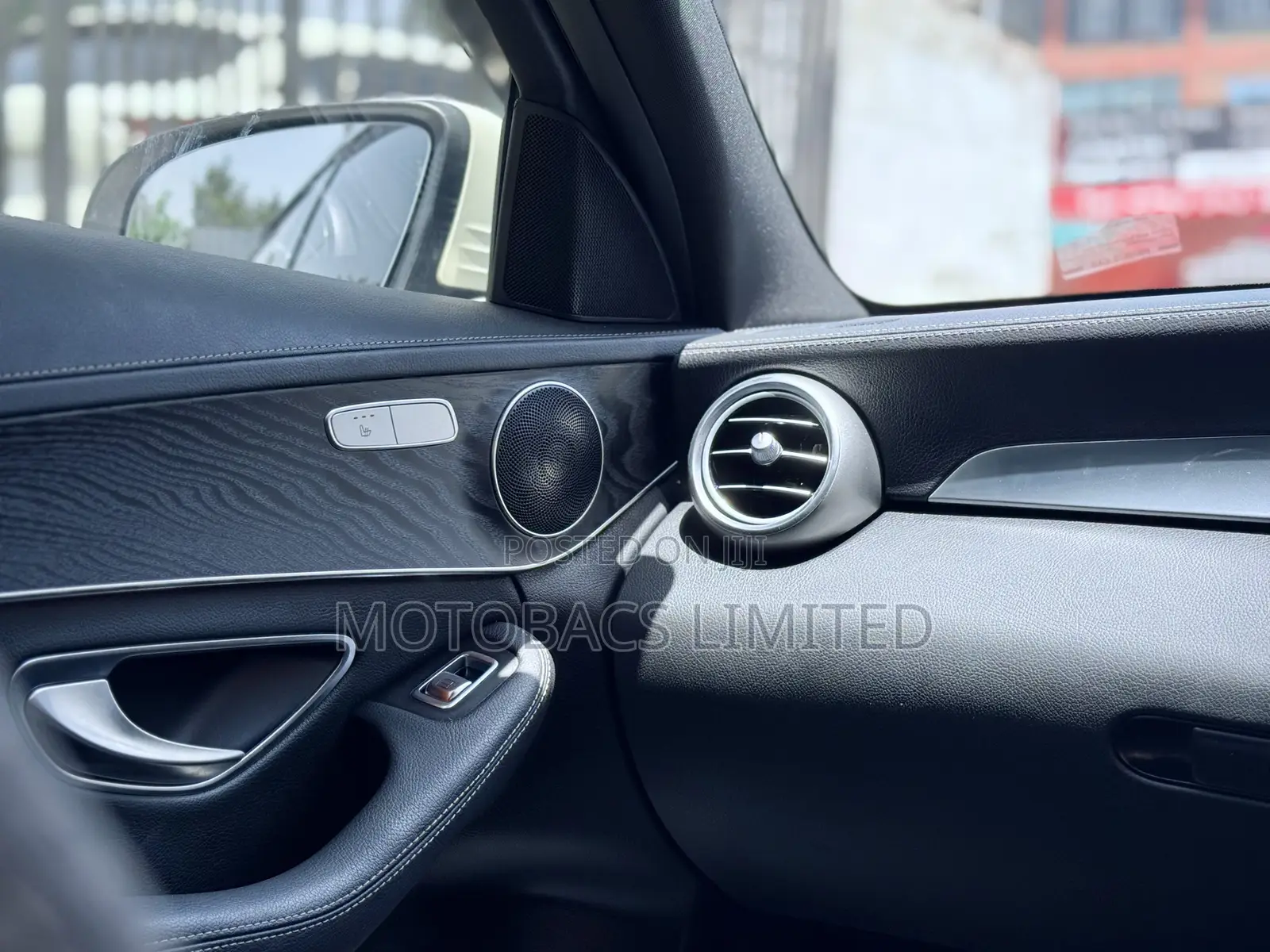 Mercedes-Benz C200 2018 Pearl
