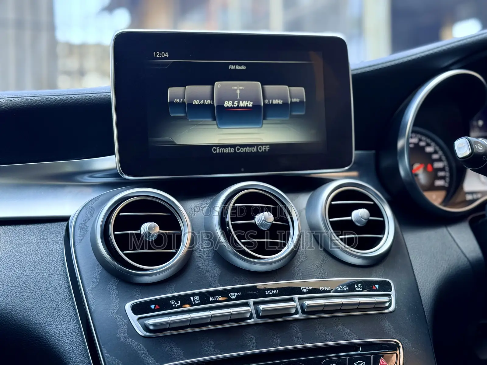 Mercedes-Benz C200 2018 Pearl