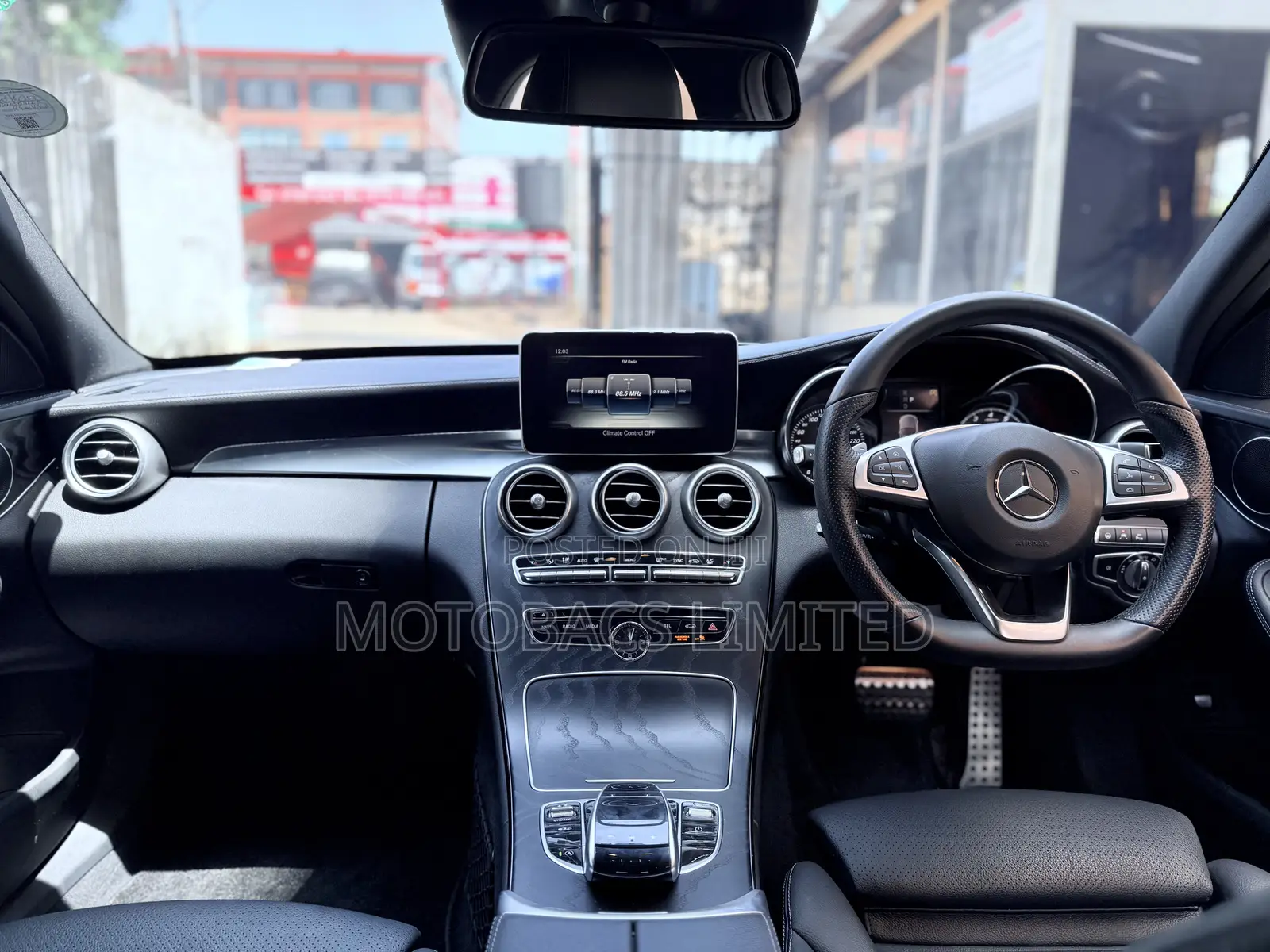 Mercedes-Benz C200 2018 Pearl