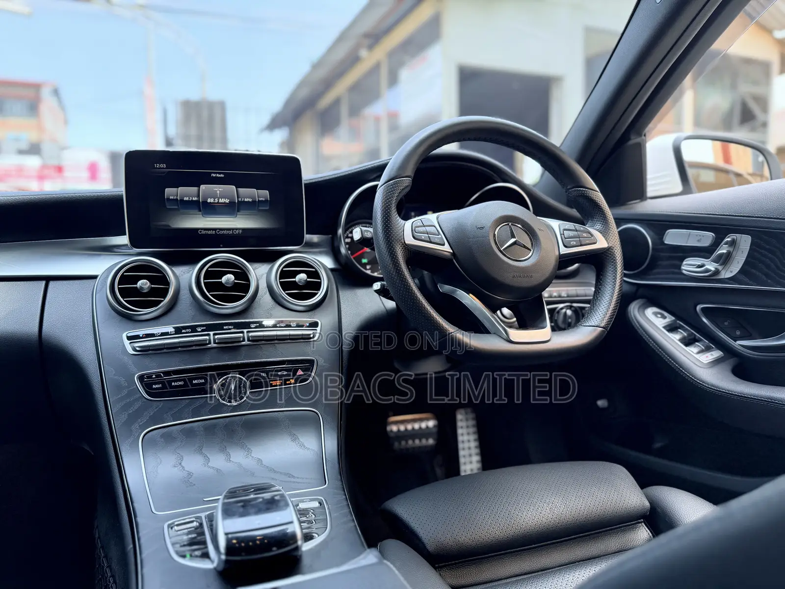 Mercedes-Benz C200 2018 Pearl
