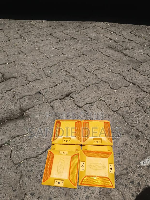 Traffic Sign Road Stud - thumbnail 3