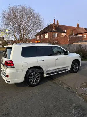 Toyota Land Cruiser LC300 2024 White