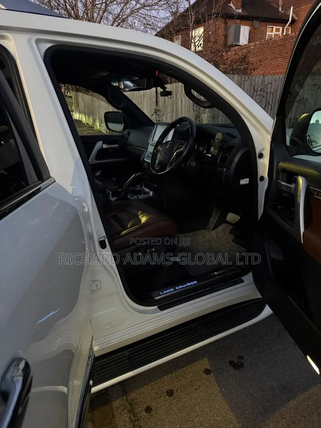 Toyota Land Cruiser LC300 2024 White