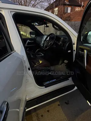 Toyota Land Cruiser LC300 2024 White